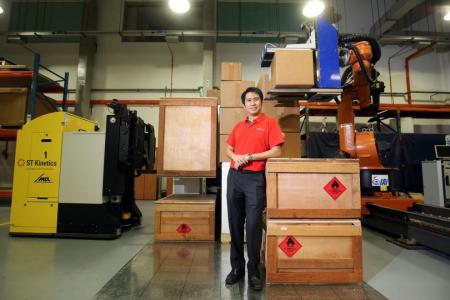 Two robots help with air cargo workers’ load