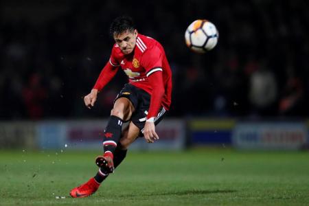 Sanchez stars on Man United debut