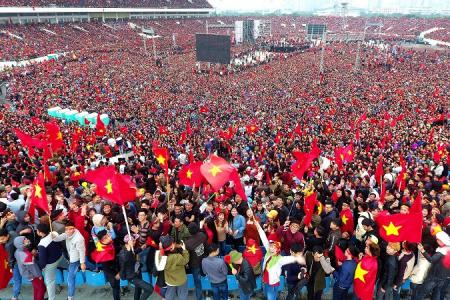 Brave Vietnam sunk by late goal in snow-hit final