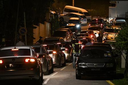 Police raid Najib&#039;s house Wednesday night, still there Thursday