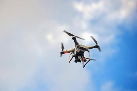 Panel moots minimum age for drone users