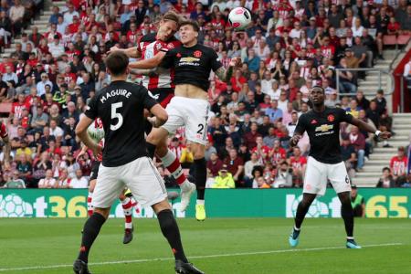 Red Devils held by 10-man Saints