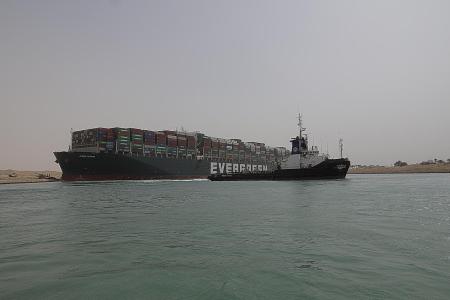 Ship blocking Suez Canal creates new setback for global trade