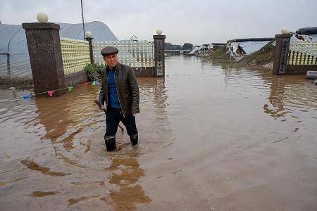 Thousands evacuated, coal mines shut as floods hit north China