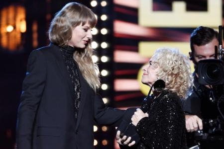 Swift, Obama pay tribute at Rock and Roll Hall of Fame ceremony