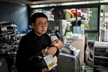 Chinese dad making his own medicine to treat his dying son
