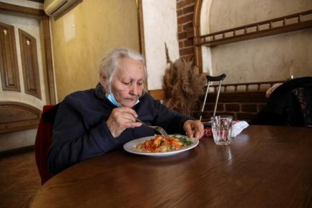 Ukrainian celebrity chef serves up free meals for refugees