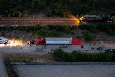 More than 40 migrants die in trailer truck in Texas