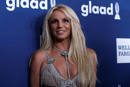 Britney Spears posts nude selfie on Twitter after her Instagram account is deleted