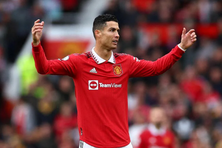 United must end relationship with Ronaldo, insists Neville