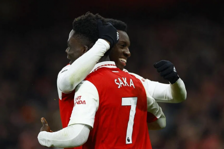 Nketiah strikes late as leaders Arsenal edge Man United in thriller
