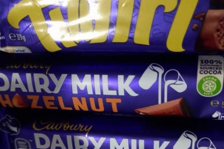 Delivery rider returns to give customer change, buys chocolates for kids