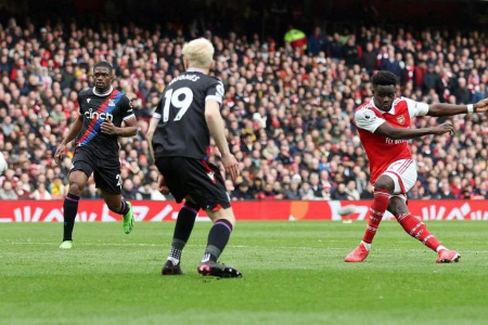 Arsenal open up eight-point lead at the top with win over Palace