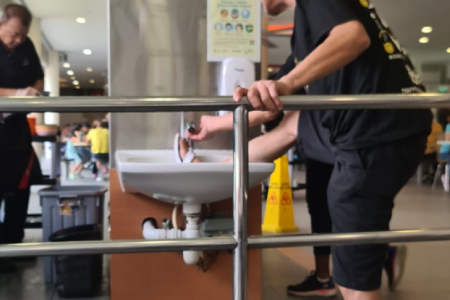 Man washes leg in sink at Tiong Bahru Food Centre, netizens call him out as 'third world resident'