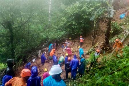 7 killed in Philippine landslide