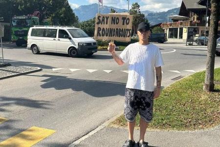 Robbie Williams offers services as 'celebrity protester' in Switzerland