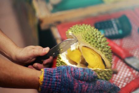 Durian seller gives out 500kg free durians on his birthday 