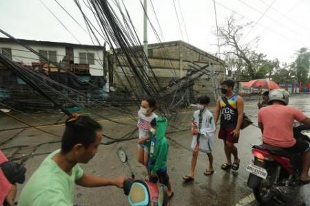 Troops race to deliver aid to Philippine typhoon survivors