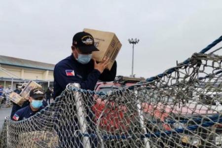 Troops race to deliver aid to Philippine typhoon survivors