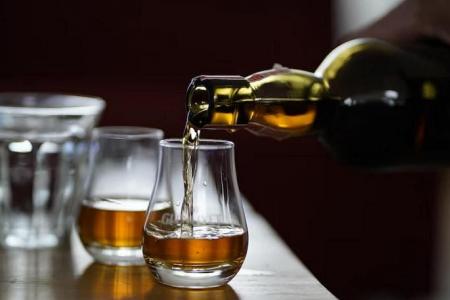 Wife laces hubby’s liquor with poison, inadvertently kills hubby’s pal too