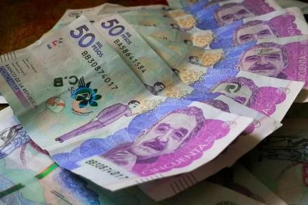 Colombian cop in hospital after gobbling extorted banknotes