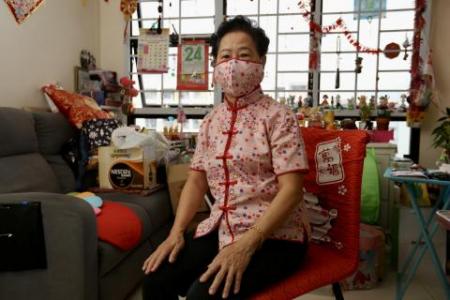 Showing their heart for poor seniors by sewing them new clothes for CNY