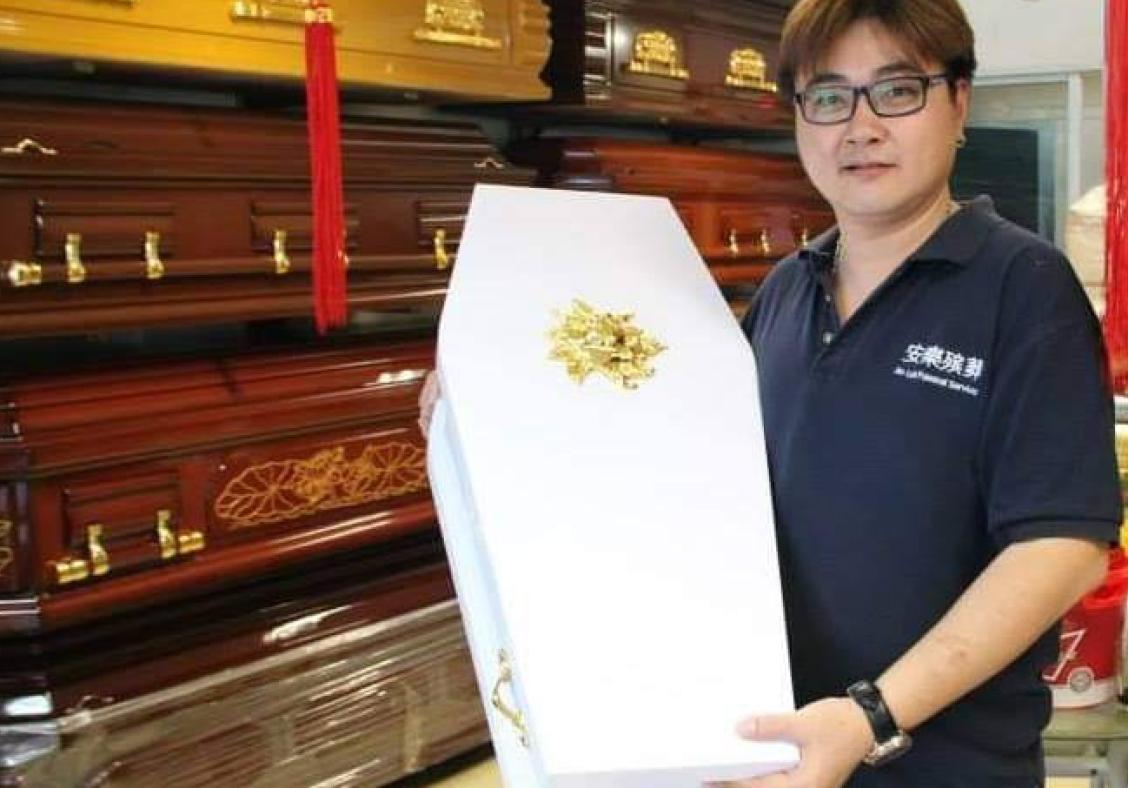 30 years in funeral industry could not prepare man for dad's death