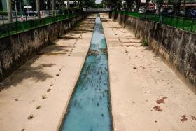 The water along a stretch of the Sungei Kallang subsidiary drain in Toa Payoh North stayed blue for at least 45 minutes. 