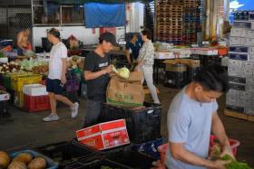 There are about 600 shops and stalls at the wholesale the Pasir Panjang Wholesale Centre.