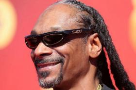 FILE PHOTO: American rapper Snoop Dogg arrives for the MTV Movie & TV Awards at Barker Hangar in Santa Monica, California, U.S., June 5, 2022. REUTERS/David Swanson/File Photo