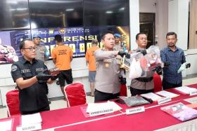 Batam police showing items confiscated from the 50-year-old Singapore national who was arrested.