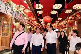 Putien Holdings founder Fong Chi Chung (centre) and Andrew Tjioe of TungLok Group (left) at a recent recce tour to Putian. 