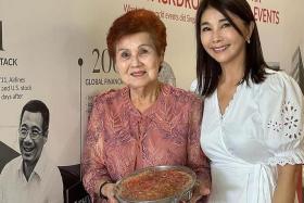 Singaporean actress Chen Xiuhuan's mother (left) wanted to give Prime Minister Lee Hsien Loong a homemade pumpkin cake, but she failed to meet him due to a miscommunication.