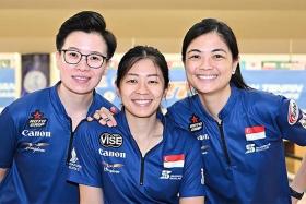 Singapore bowlers (from left) New Hui Fen, Bernice Lim and Daphne Tan come from behind to beat Malaysia to the women&#039;s trios gold.