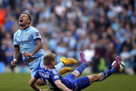  Chelsea&#039;s Andre Schurrle (R) challenges Manchester City&#039;s Aleksandar Kolarov during their English Premier League soccer match at the Etihad stadium in Manchester, northern England Sept 21.