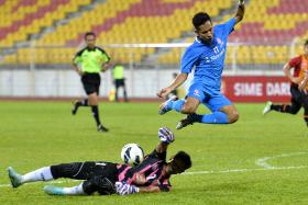 TOUGH GUYS: LionsXII’s Nazrul Nazari (above) is foiled by Sime Darby goalkeeper Kamarul Effandi but the depleted Singaporean side collected all three points through Gabriel Quak’s winner.