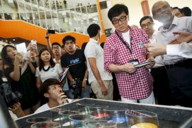  Singapore&#039;s new anti-drug ambassador, actor Jackie Chan looks at an exhibit of different types of drugs 