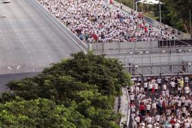 UNITED: Some 18,000 people taking to the Benjamin Sheares Bridge on Nov 30 last year for The New Paper Big Walk 2014.
