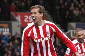 Stoke City striker Peter Crouch scored a witty comeback over a Chelsea fan on Twitter after Stoke City eliminated the Blues from the English League Cup.