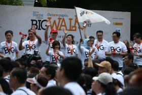 President Halimah Yacob flagging off the participants.