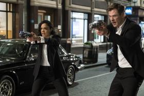 Tessa Thompson and Chris Hemsworth as M and H in Men In Black International