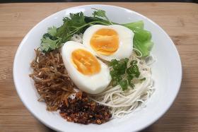 Jazz up huai shan noodles with eggs
