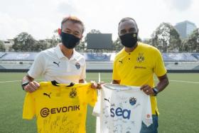 Lion City Sailors&#039; chief executive Chew Chun-Liang exchanging jerseys with Suresh Letchmanan, managing director of BVB Asia Pacific.