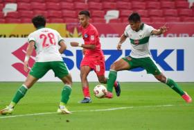 Faris Ramli (centre) in action during the first leg of the AFF Suzuki Cup semi-final against Indonesia on Dec 22, 2021.
