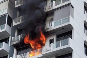 There fire in the balcony produced a thick column of smoke.