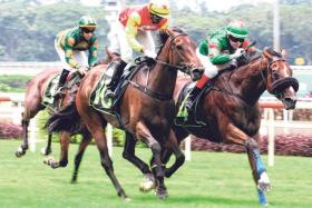 Flying Fighter (Manoel Nunes, No. 4) holding off Spieth Heroine (Krisna Thangamani) in the Open Maiden (1,600m) at Kranji on June 16.

