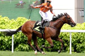 Jockey Bruno Queiroz working up the Kranji crowd on Aug 11 as he lets Pacific Vampire do what he does best at Kranji, win from the front. The natural speedster was racking up his third win in eight starts.