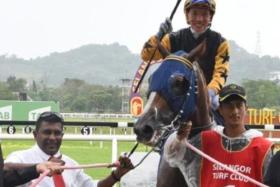 Dancing Tycoon (Khaw Choon Kit) brought back to scales by trainer Nick Selvan (in red tie) after an easy win in a Class 5 (1,150m) race in Kuala Lumpur on Aug 4.

