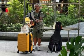 After retiring, 60-year-old Lin Guohua picked up his childhood hobby of playing guitar and singing, and even obtained a public entertainment licence to perform classic songs for the public.
