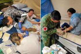 ME3 Jimmy Woo Ying Ming and Lieutenant Colonel (Dr) Nazirul Hannan Abdul Aziz treating casualties from Gaza.